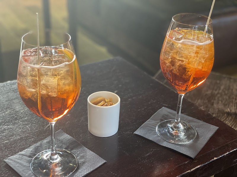 Baryton Cocktail Lounge